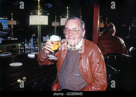 Howland, Chris, 30.7.1928 - 30.11.2013, britischer Entertainer und Discjockey, halbe Länge, Bier trinken, Köln, 21.1.1987, Stockfoto