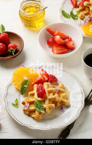 Morgen Waffeln mit Früchten, Essen Stockfoto