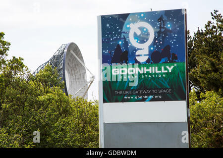 Goonhilly Erdefunkstelle unterzeichnen, Lizard Halbinsel, Cornwall, England, UK parabolische Kommunikation Satellitenantenne Stockfoto