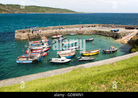 Angelboote/Fischerboote im Hafen von Coverack, Halbinsel Lizard, Cornwall, England, UK Stockfoto