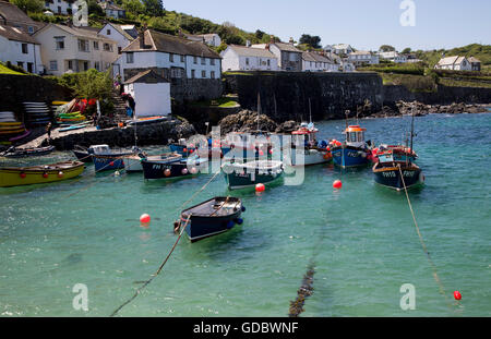 Angelboote/Fischerboote im Hafen von Coverack, Halbinsel Lizard, Cornwall, England, UK Stockfoto