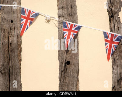 Union Jack-Flagge Wimpel auf antiken Bau, Debenham, Suffolk, England, UK Stockfoto