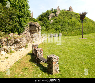 Norman Motte und Bailey Schloß mit viktorianischen Gebäude Ruine Auge, Suffolk, England, UK Stockfoto