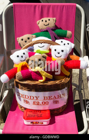 Hausgemachte wollenen Teddybären zu verkaufen mit Ehrlichkeit Geld Box, Cornwall, England, UK Stockfoto