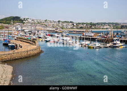 Boote bei Liegeplätze im Hafen von Fischerei Hafen Newlyn, Cornwall, England, UK Stockfoto