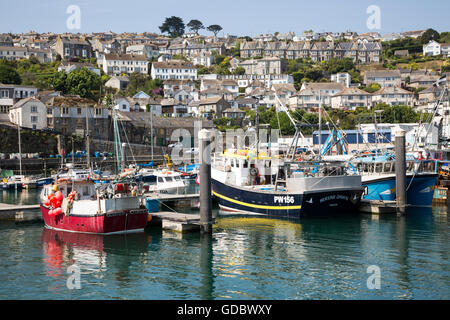 Boote bei Liegeplätze im Hafen von Fischerei Hafen Newlyn, Cornwall, England, UK Stockfoto