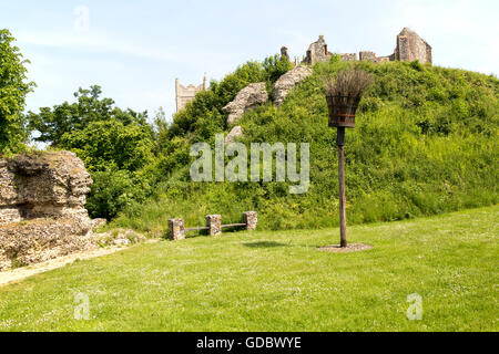 Norman Motte und Bailey Schloß mit viktorianischen Gebäude Ruine Auge, Suffolk, England, UK Stockfoto