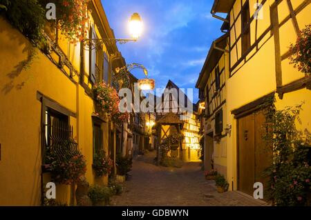 Fachwerkhäusern in Eguisheim, Elsass, Frankreich Stockfoto