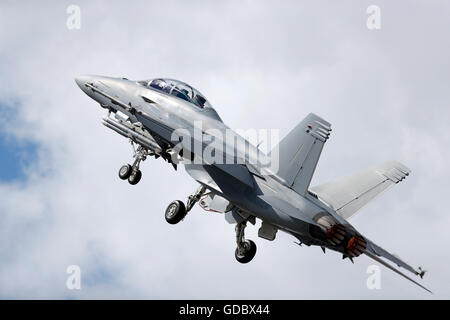 F/A-18E/F Super Hornet fliegt, während der Farnborough International Airshow Juli 2016 Stockfoto