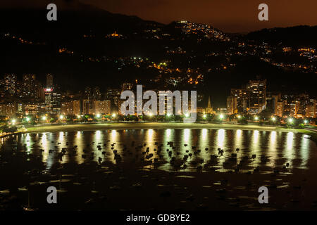 Rio De Janeiro Innenstadt mit Küste, Nachtansicht vom Zuckerhut, November 2015 Stockfoto