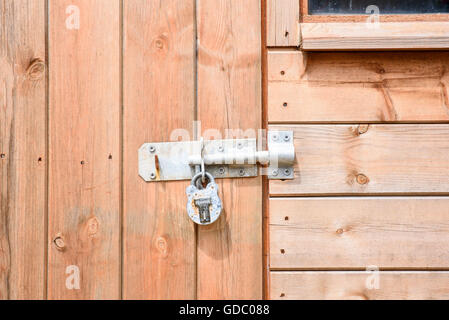 Heavy-Duty-Riegel und Vorhängeschloss an der Tür ein Holzschuppen Stockfoto