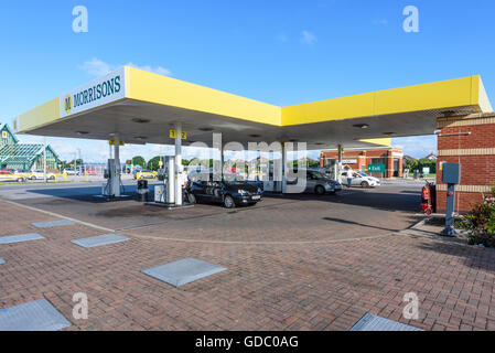 Autos tanken von Kraftstoff bei einer Morrisons Supermarkt-Tankstelle in Blackpool, Lancashire, UK Stockfoto