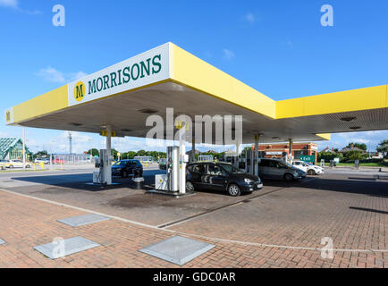 Autos tanken von Kraftstoff bei einer Morrisons Supermarkt-Tankstelle in Blackpool, Lancashire, UK Stockfoto