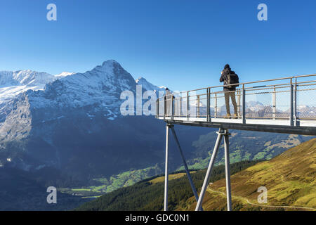 Summit Trail und Beobachtung Plattform mit dem Namen First Cliff Walk an der Spitze der First über Grindelwald, Berner Oberland, Sw Stockfoto