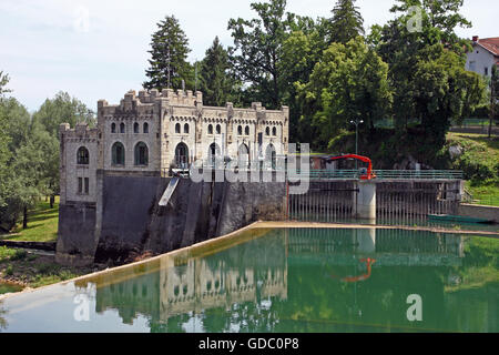 Schloss wie Wasserkraftwerk Ozalj1 im Jahr 1908 erbaut wurde und immer noch in Betrieb ist, Kroatien Stockfoto