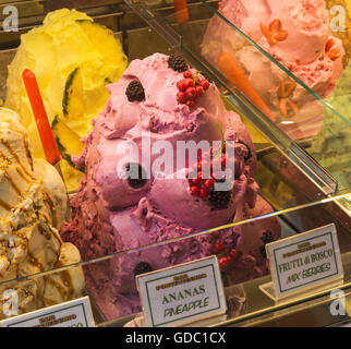 Florenz, Toskana, Italien.  Hügel der Früchte des Waldes Eis im Schaufenster. Stockfoto