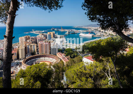 Málaga, Costa Del Sol, Provinz Malaga, Andalusien, Südspanien.  Gesamtansicht der Stierkampfarena und Hafen von nationalen Parador Stockfoto