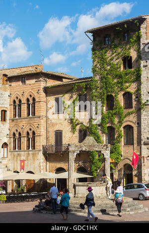 San Gimignano, Provinz Siena, Toskana, Italien.  Piazza della Cisterna.  Der Brunnen wurde 1273 gebaut. Stockfoto