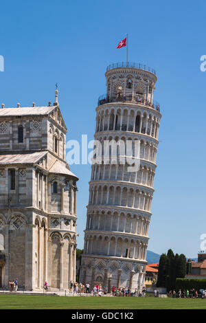 Pisa, Pisa Provence, Toskana, Italien.  Schiefe Turm von Pisa in der Piazza del Duomo (Domplatz), auch bekannt als Piazza dei Miracoli Stockfoto