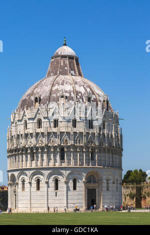 Pisa, Provinz Pisa, Toskana, Italien. Das Baptisterium im Campo dei Miracoli, oder Feld der Wunder. Auch Piazza del Duomo genannt. Stockfoto
