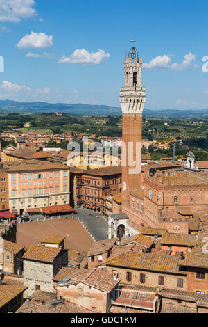 Siena, Provinz Siena, Toskana, Italien.  Piazza del Campo und Torre del Mangia.  Hohe Sicht. Stockfoto