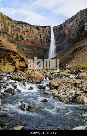 Wasserfall Hengifoss im Tal Fljotsdalur in der Nähe von Egilsstadir in Ost-Island. Stockfoto