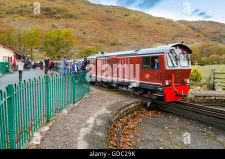 Die Douglas Ferreira Diesellokomotive am Bahnhof Dalegarth auf der Ravenglass & Eskdale Railway im Lake District. Boot, Cumbria, England. Stockfoto