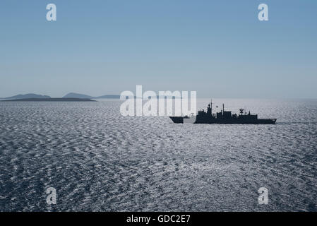 Die Silhouette einer griechischen Marine Fregatte auf der griechischen Insel Astypalea im Ägäischen Meer Stockfoto