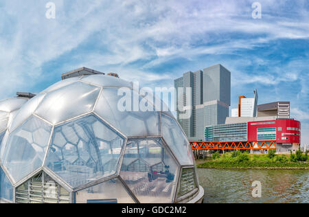 Rotterdam, modernen High-Rise Bürohaus und der schwimmende Pavillon Stockfoto