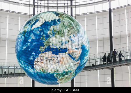 Japan, Honshu, Tokio, Odaiba, National Museum of Emerging Science und Innovation aka Miraikan der Geosphäre riesiger Globus Stockfoto