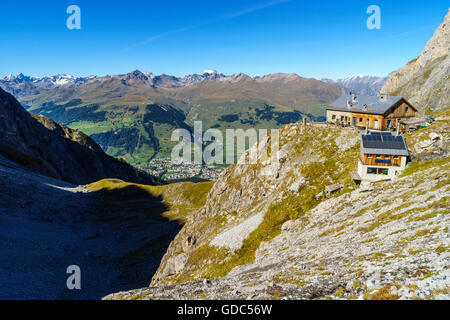 Die Lischana Hütte SAC (Schweizer Alpen-Club) oberhalb Scuol in den unteren Engadin, Schweiz. Blick hinunter ins Dorf Scuol und t Stockfoto