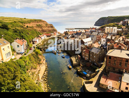 Blick auf Staithes, von einem hohen Aussichtspunkt, zeigt die Beck und der Stadt. Stockfoto