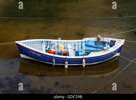 Eine kleine, hölzerne Angelboot/Fischerboot festgemacht werden. In Staithes, North Yorkshire, England. Stockfoto