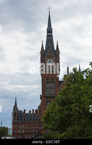 Glockenturm des Gebäudes renoviert, um das luxuriöse 5 Sterne Renaissance Hotel in Euston Road London in der Nähe von Kings Cross Station Haus Stockfoto