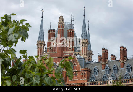 Gotische Gebäude renoviert und als 5-Sterne-Luxushotel Renaissance in Euston Road London in der Nähe von Kings Cross Bahnhof Stockfoto