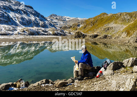 Wanderer auf den Seen Lais da Rims im Bereich Lischana im Unterengadin, Schweiz. Stockfoto