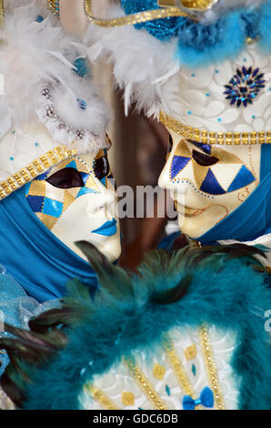 Aufeinander abgestimmte paar in maskierte Kostüme bei der Karneval von Venedig Stockfoto