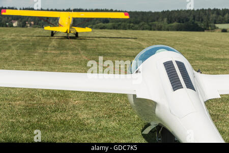 Segelflugzeuge schleppen, beim Start auf einer Graspiste in sonnigen Tag Stockfoto