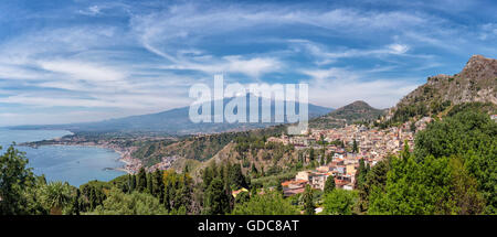 Blick auf Taormina mit dem Ätna im Hintergrund Stockfoto