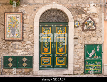 im sizilianischen Herrenhaus eingerichtet Tür Stockfoto