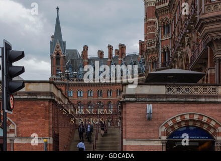 Melden Sie außen St Pancras Bahnhof in London England UK Stockfoto