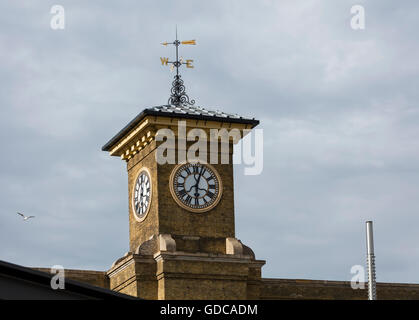 Uhr und Turm am Bahnhof Kings Cross in London Stockfoto