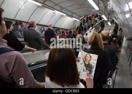 Menschen, die Reisen auf der London Underground, Holborn Tube Station, England, UK Stockfoto