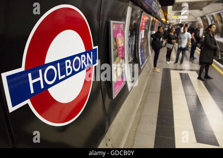 Menschen, die Reisen auf der London Underground, Holborn Tube Station, England, UK Stockfoto