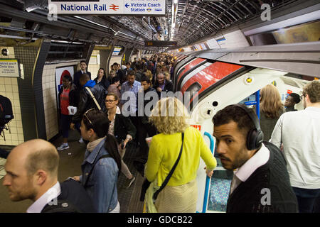 Rush Hour am Victoria u-Bahnstation auf der Londoner U-Bahn, London, UK Stockfoto