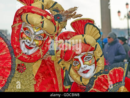 Venedig, Italien - paar atemberaubende Narren in rot an der Karneval von Venedig 2015: Stockfoto