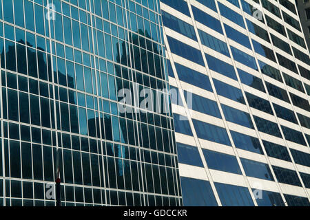 Blaue Wolkenkratzer Bürogebäude befindet sich im Zentrum von New York City reflektierenden Bilder der benachbarten Wolkenkratzer Stockfoto