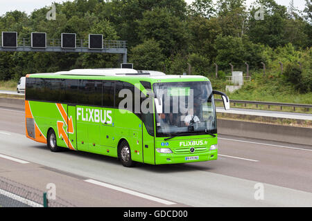 FlixBus auf der Autobahn Stockfoto