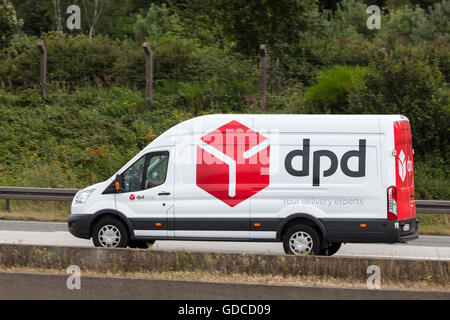 DPD-Lieferwagen auf der Autobahn Stockfoto