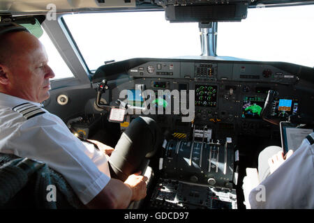 Cockpit einer Dash-8 auf dem Weg von Reykavik nach Ilulissat, Grönland Stockfoto